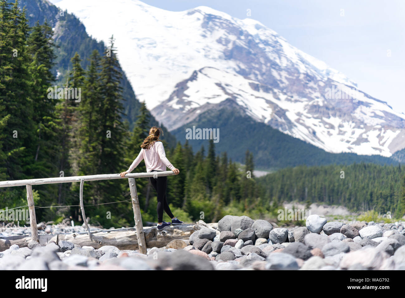 Femme randonneur est de penser si elle peut obtenir au sommet de la montagne Banque D'Images