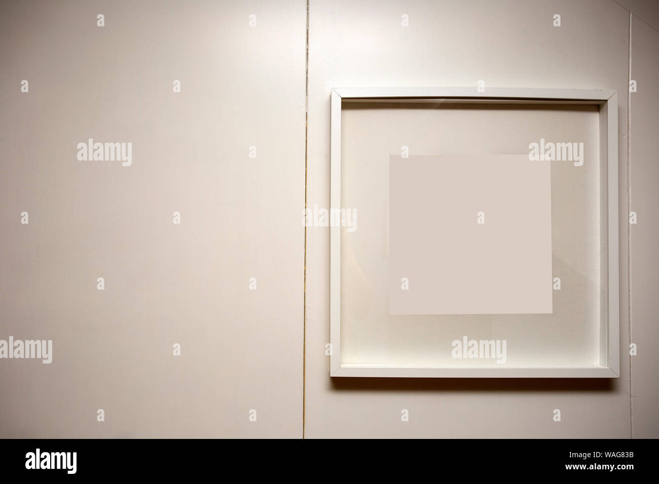 Cadre vierge sur un mur blanc, l'espace pour le texte texture d'arrière-plan Banque D'Images