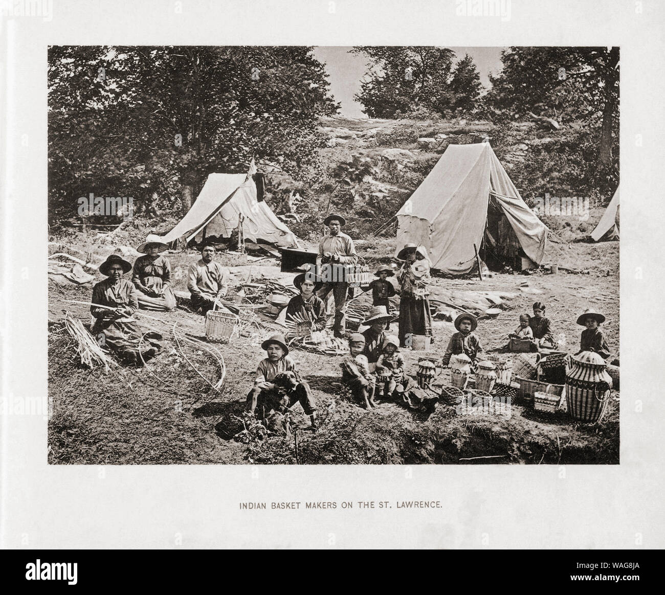 Vanniers indiens sur le fleuve Saint-Laurent dans les années 1890. À partir de l'ouvrage Les États-Unis d'Amérique - une centaine d'illustrations à partir de négatifs Albertype récente de la plupart des scènes de notre pays, publié en 1893. Banque D'Images