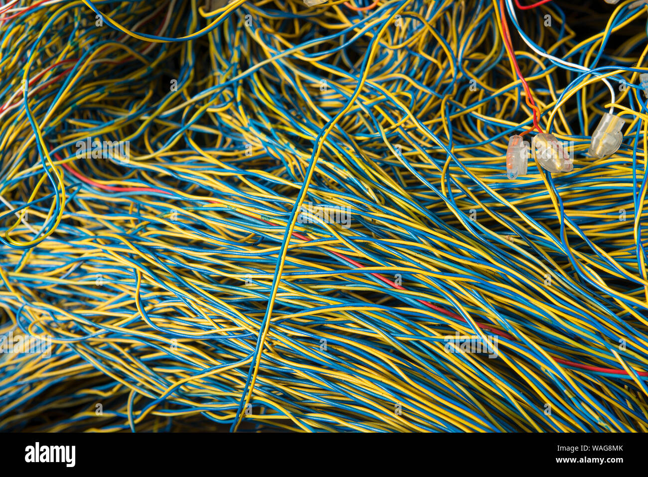 La masse confuse des fils téléphoniques torsadées dans un réseau fort d'être réparée sur le sentier public, présentant un véritable casse-tête, à gauche sur pause thé Banque D'Images