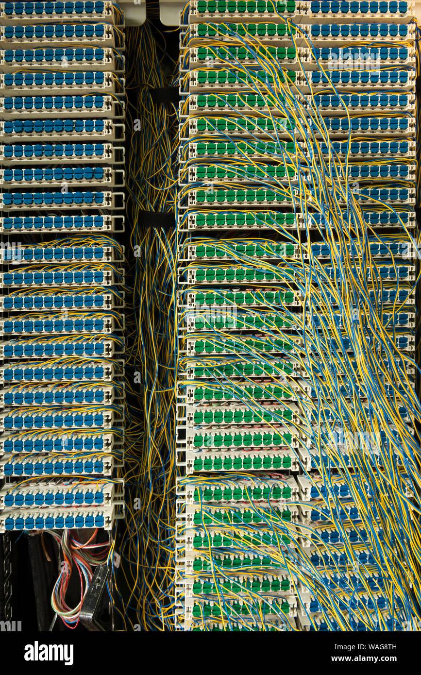 La masse confuse des fils téléphoniques torsadées dans un réseau fort d'être réparée sur le sentier public, présentant un véritable casse-tête, à gauche sur pause thé Banque D'Images
