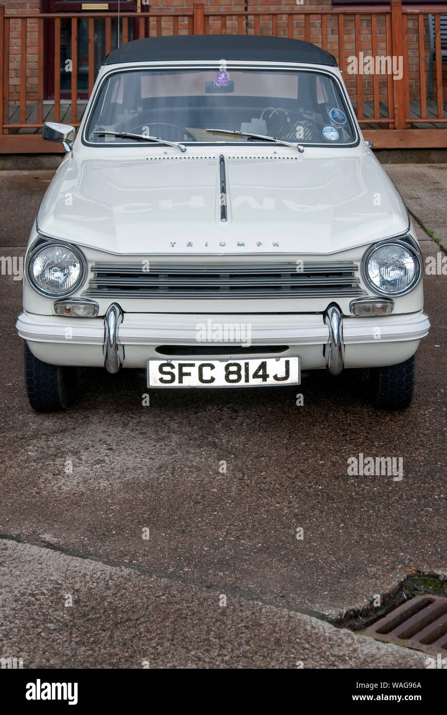 Vintage Blanc 1971 Triumph Herald 13/60 Saloon Convertible noir voiture vue portrait à l'avant de la hotte de la classique berline sport personne n'Sandpoint Marin Banque D'Images