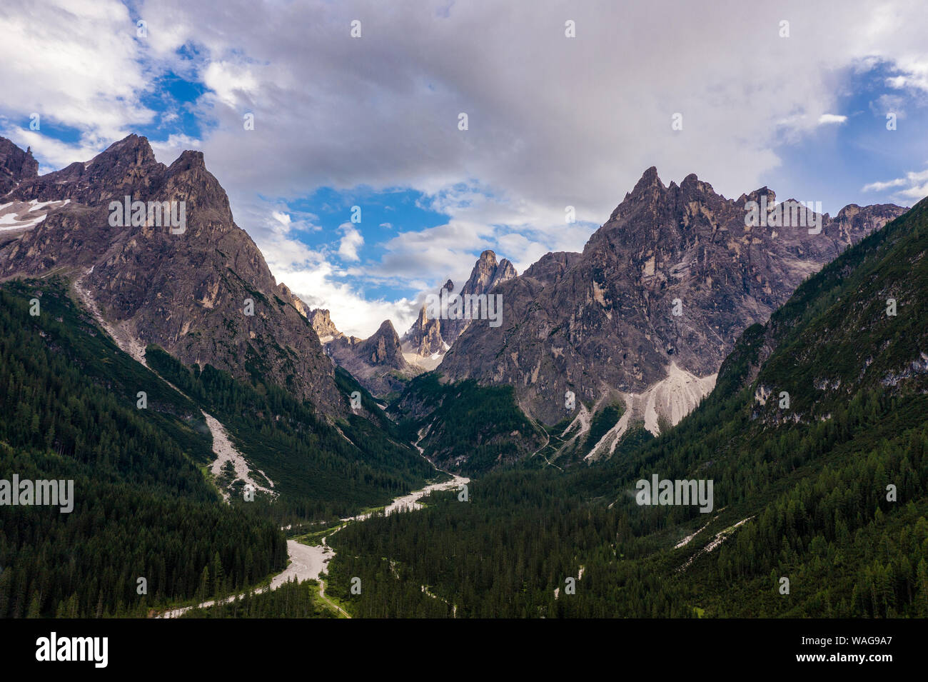 Vue panoramique sur les Dolomites, Fischleintal et Tre Cime di Lavaredo. Photographie de drones. Banque D'Images