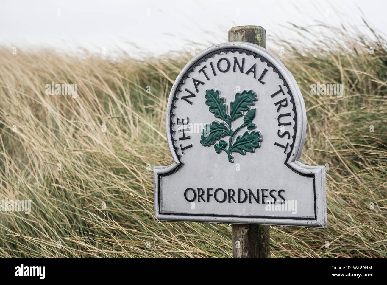 National Trust signe sur Orfordness,la réserve naturelle de la côte du Suffolk, Suffolk, Angleterre, RU Banque D'Images