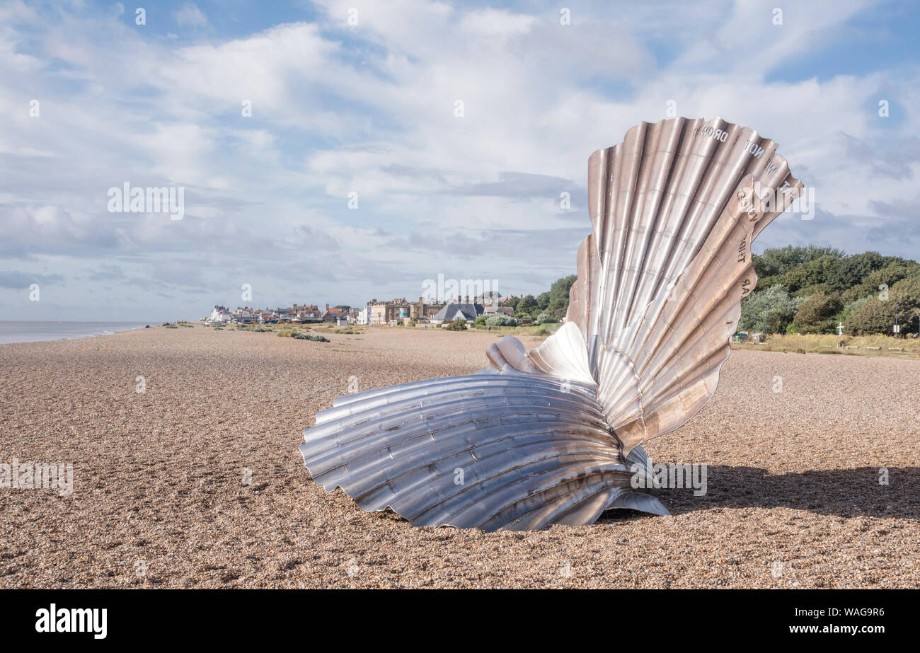 Sculpture intitulée Pétoncle, dédiée à Benjamin Britten sur la plage de la ville balnéaire d'Aldeburgh sur l'Est de la côte du Suffolk, Angleterre, RU Banque D'Images
