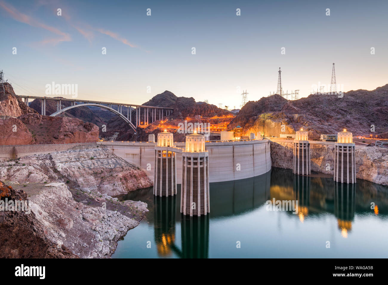 Hooover barrage sur la rivière Colorado, Nevada et l'Arizona chevauchants au crépuscule. Banque D'Images