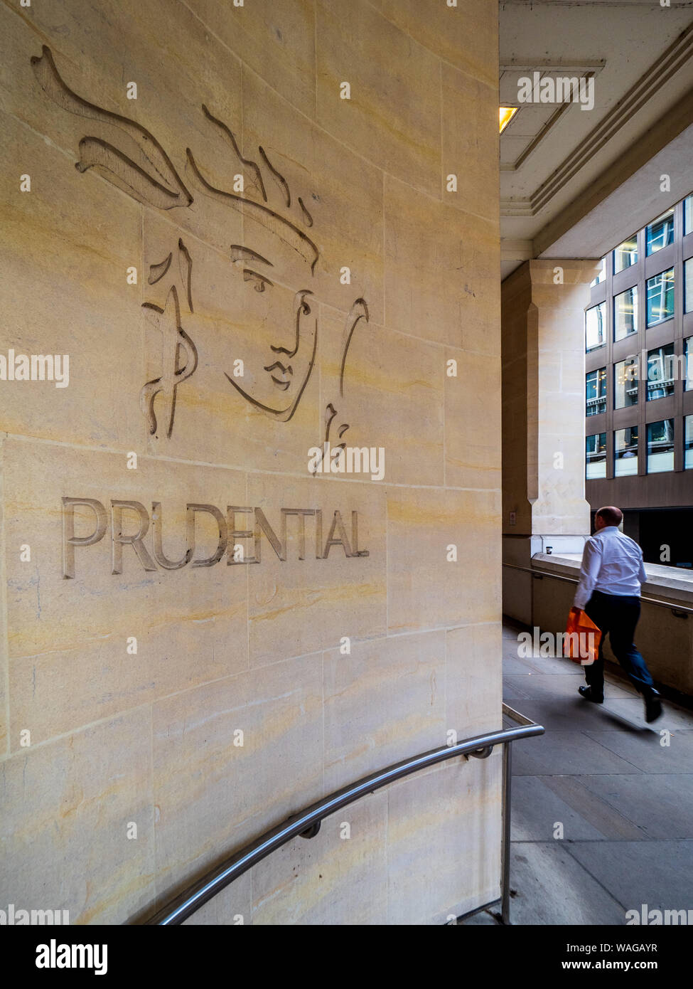 Logo Prudential London - logo de la Prudential Life Insurance and Financial Services Company gravé dans le mur d'un bâtiment du centre de Londres au Royaume-Uni Banque D'Images