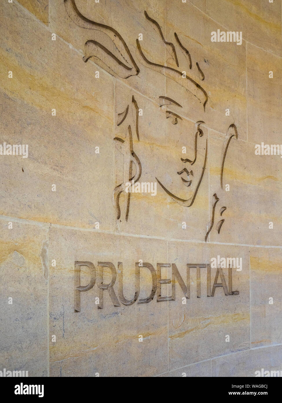Logo Prudential London - logo de la Prudential Life Insurance and Financial Services Company gravé dans le mur d'un bâtiment du centre de Londres au Royaume-Uni Banque D'Images