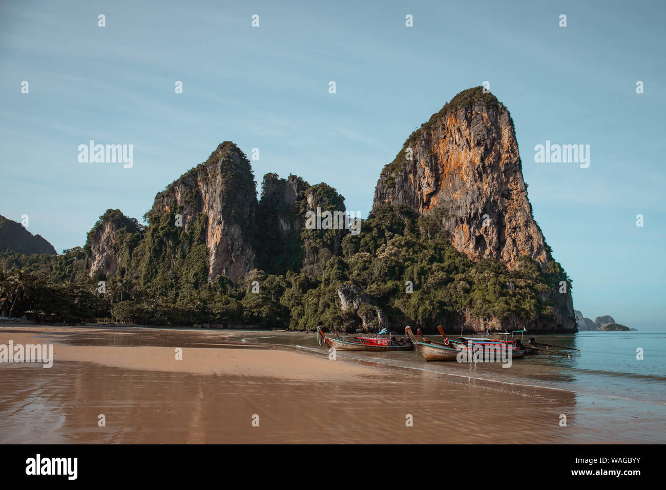 Railay Beach Krabi avec Thaialnd bateaux longtail Banque D'Images