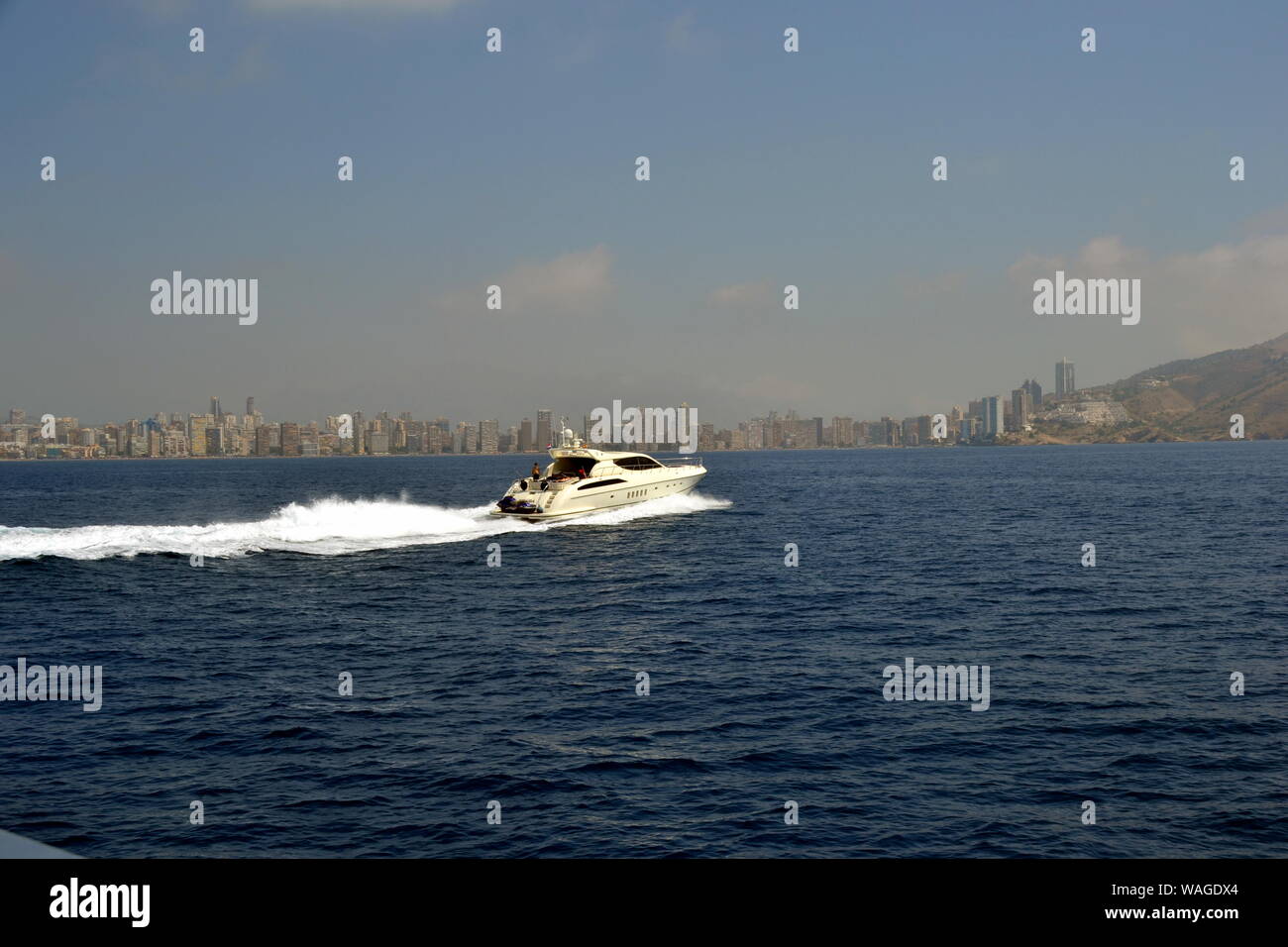 Bâtiments et bateau, ville de Benidorm avec front de mer de la Méditerranée de l'Espagne Alicante Banque D'Images