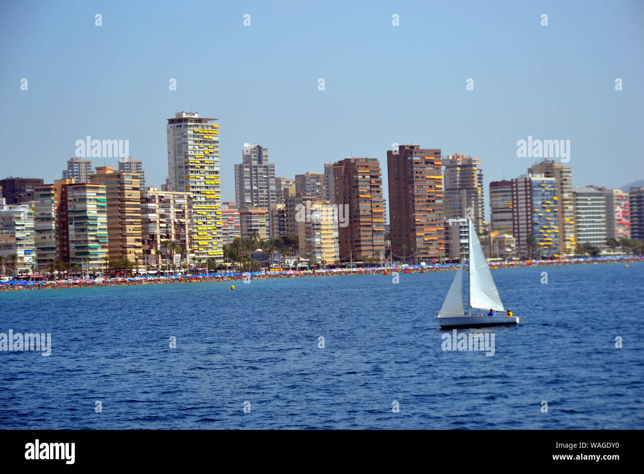 Bâtiments et bateau, ville de Benidorm avec front de mer de la Méditerranée de l'Espagne Alicante Banque D'Images