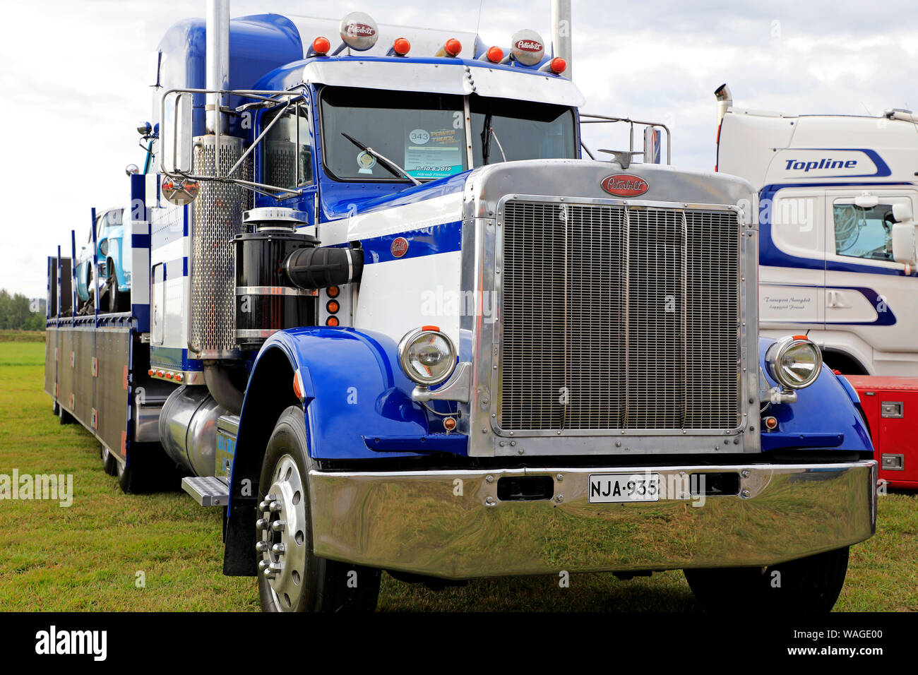 Alaharma, Finlande. Le 9 août 2019. Le bleu et le blanc-Américain Peterbilt 359 camion semi avec charge de voitures classiques close up on Power Truck Show 2019. Banque D'Images