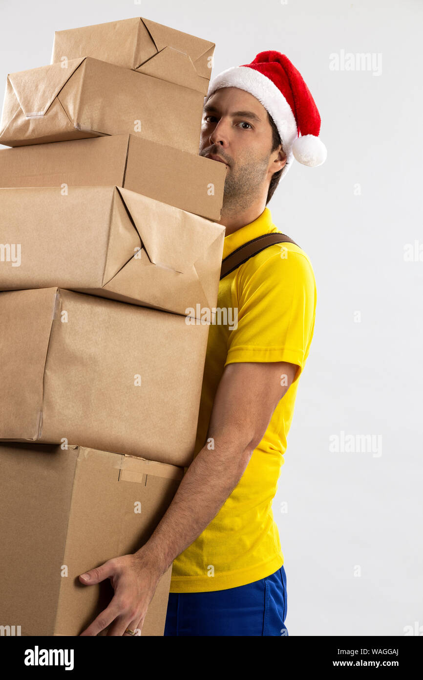 Mailman brésilien habillé en père Noël offrant un cadeau sur un fond