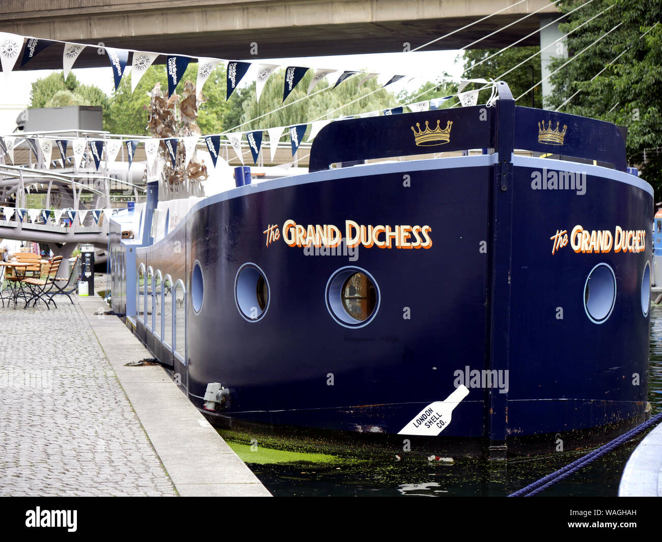 La grande-duchesse à Paddington Londres est amarré en permanence la coquille restaurant servant des fruits de mer et vin mousseux. Banque D'Images