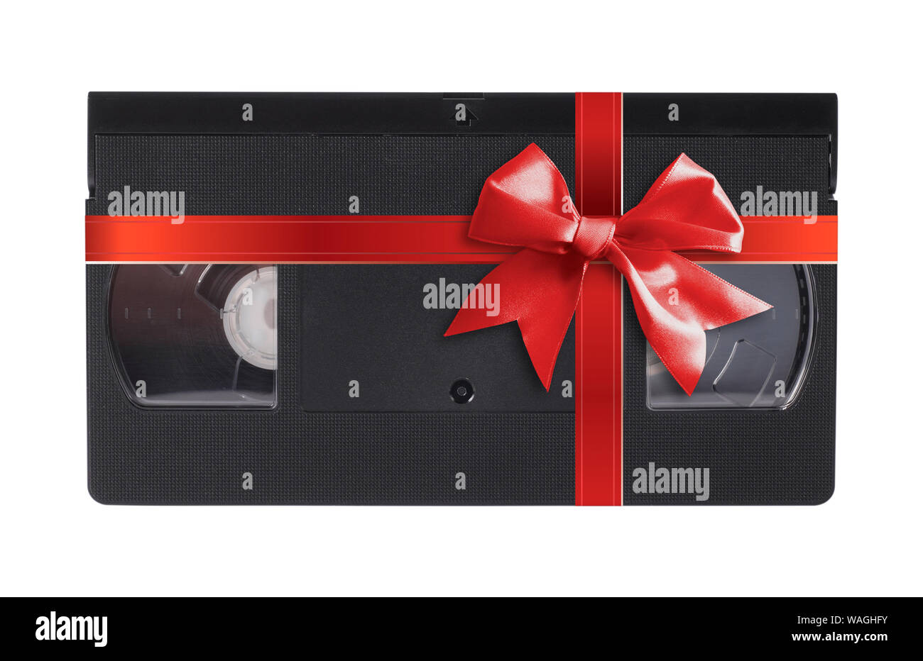 Vieux, cassette vidéo VHS obsolètes liées cadeau arc rouge sur un fond blanc. Isolé Banque D'Images