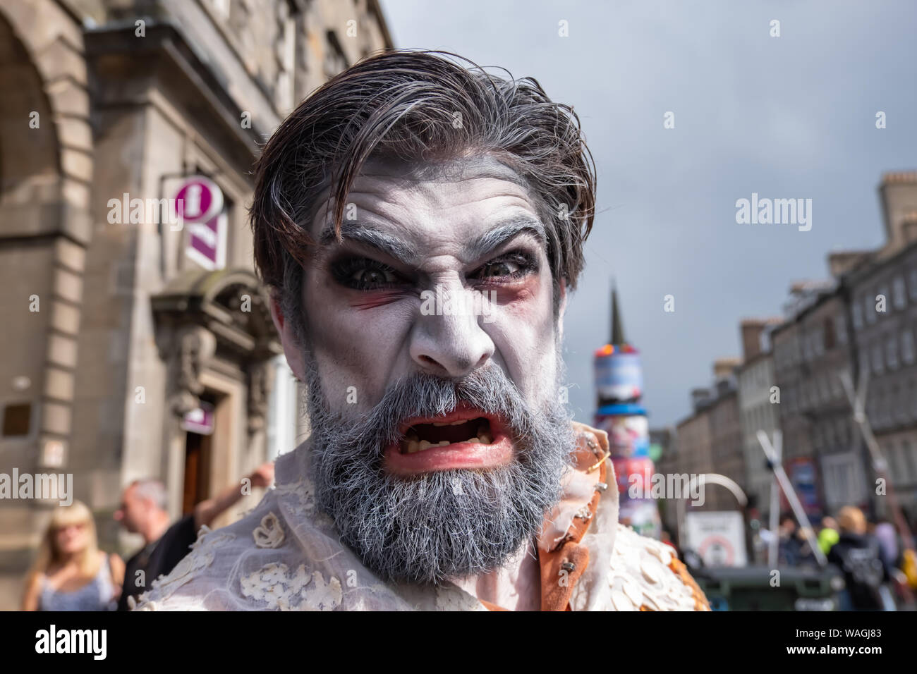 Edinburgh, Ecosse, Royaume-Uni. 20 août, 2019. Un interprète sur le Royal Mile, la promotion de la Pie Theatre présentation des Canterville Ghost par Oscar Wilde sur au lieu de 163 salles de Lauriston au cours de l'Edinburgh Fringe Festival. Credit : Skully/Alamy Live News Banque D'Images