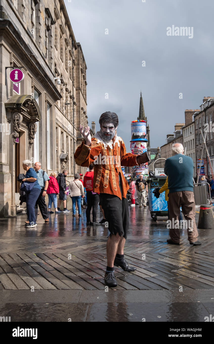 Edinburgh, Ecosse, Royaume-Uni. 20 août, 2019. Un interprète sur le Royal Mile, la promotion de la Pie Theatre présentation des Canterville Ghost par Oscar Wilde sur au lieu de 163 salles de Lauriston au cours de l'Edinburgh Fringe Festival. Credit : Skully/Alamy Live News Banque D'Images