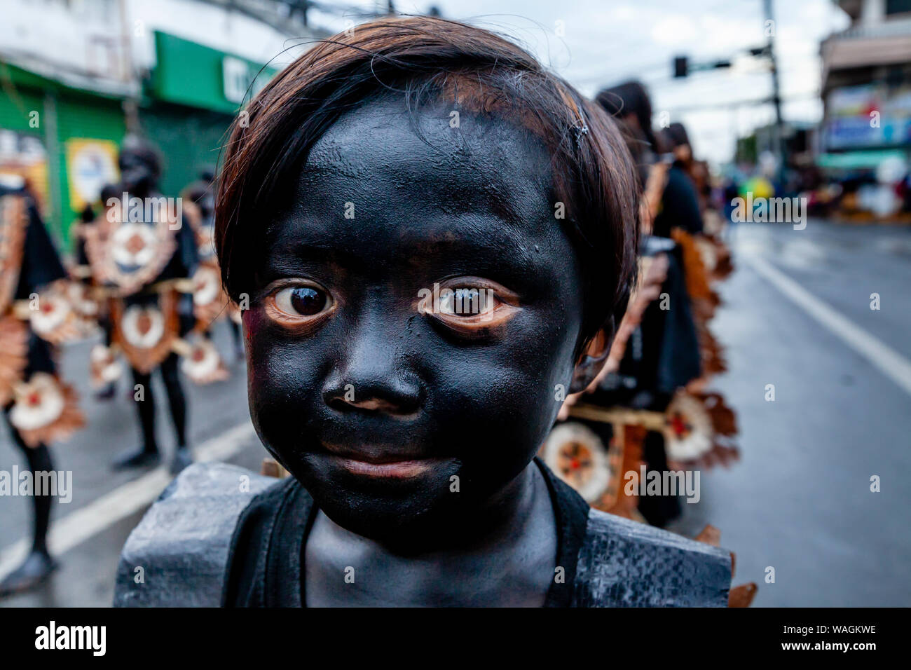 Un enfant philippin prend part à une parade d'enfants au cours de l'Ati-Atihan Festival, Pamukkale, l'Île Panay, Province d'Aklan, Philippines Banque D'Images