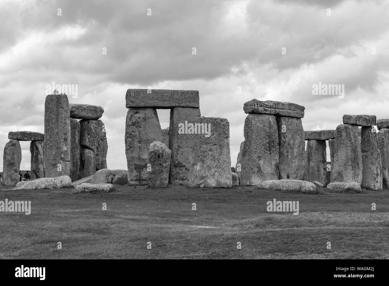 Stonehenge sur un jour nuageux, en noir et blanc, en Angleterre Banque D'Images