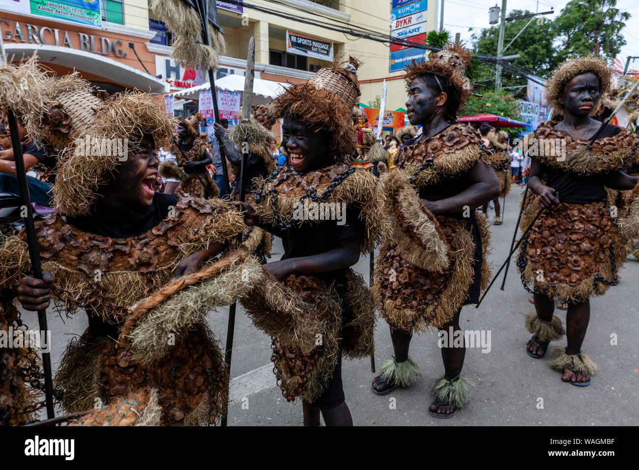 Deux jeunes garçons partagent une blague pendant l'Ati-Atihan Festival à Kalibo, l'île de Panay, Province d'Aklan, Western Visayas, Philippines. Banque D'Images