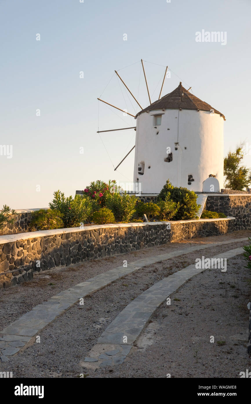 Moulin à vent près de Santorin Pirgos (Pyrgos) au lever du soleil Banque D'Images