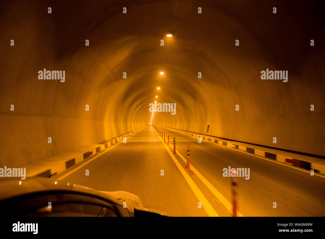 Road tunnel à vue de nuit en stock photo, tunnel routier de l'autoroute, de l'espace pour le texte Banque D'Images