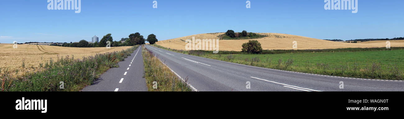 Panorama de terres agricoles et la route d'asphalte au Danemark Banque D'Images