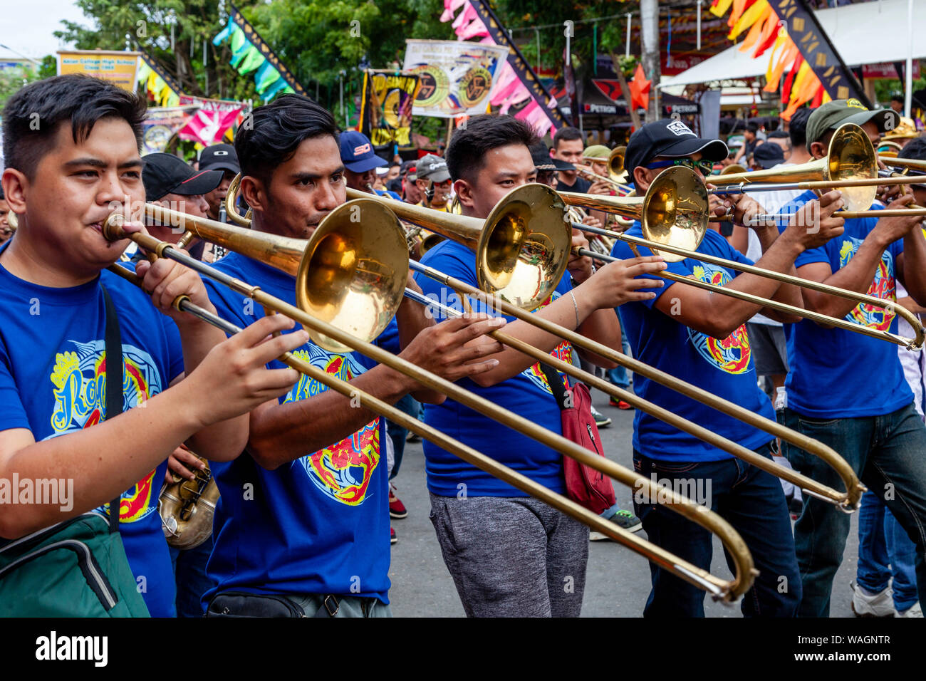 Musiciens de rue au cours d'une procession, Ati-Atihan Festival, Pamukkale, l'Île Panay, Province d'Aklan, Philippines Banque D'Images