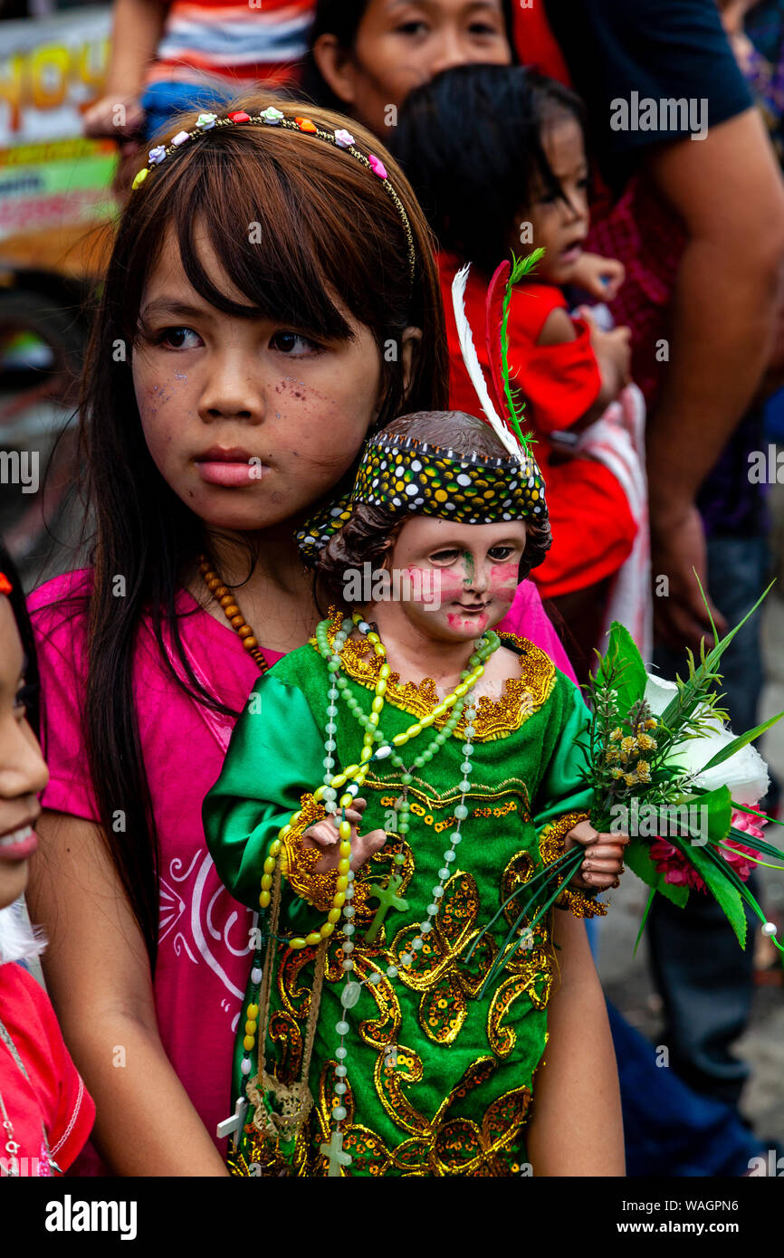 Défilé des enfants locaux leur Santo Nino statues dans les rues de Kalibo au cours de l'Ati-Atihan Festival, Kalibo, Philippines, l'île de Panay. Banque D'Images