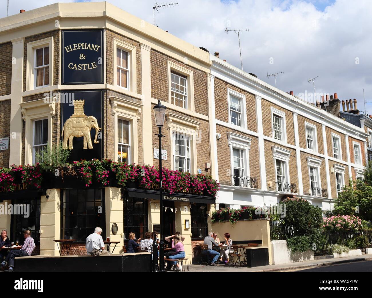 Corner pub dans le quartier londonien de Kensington Banque D'Images