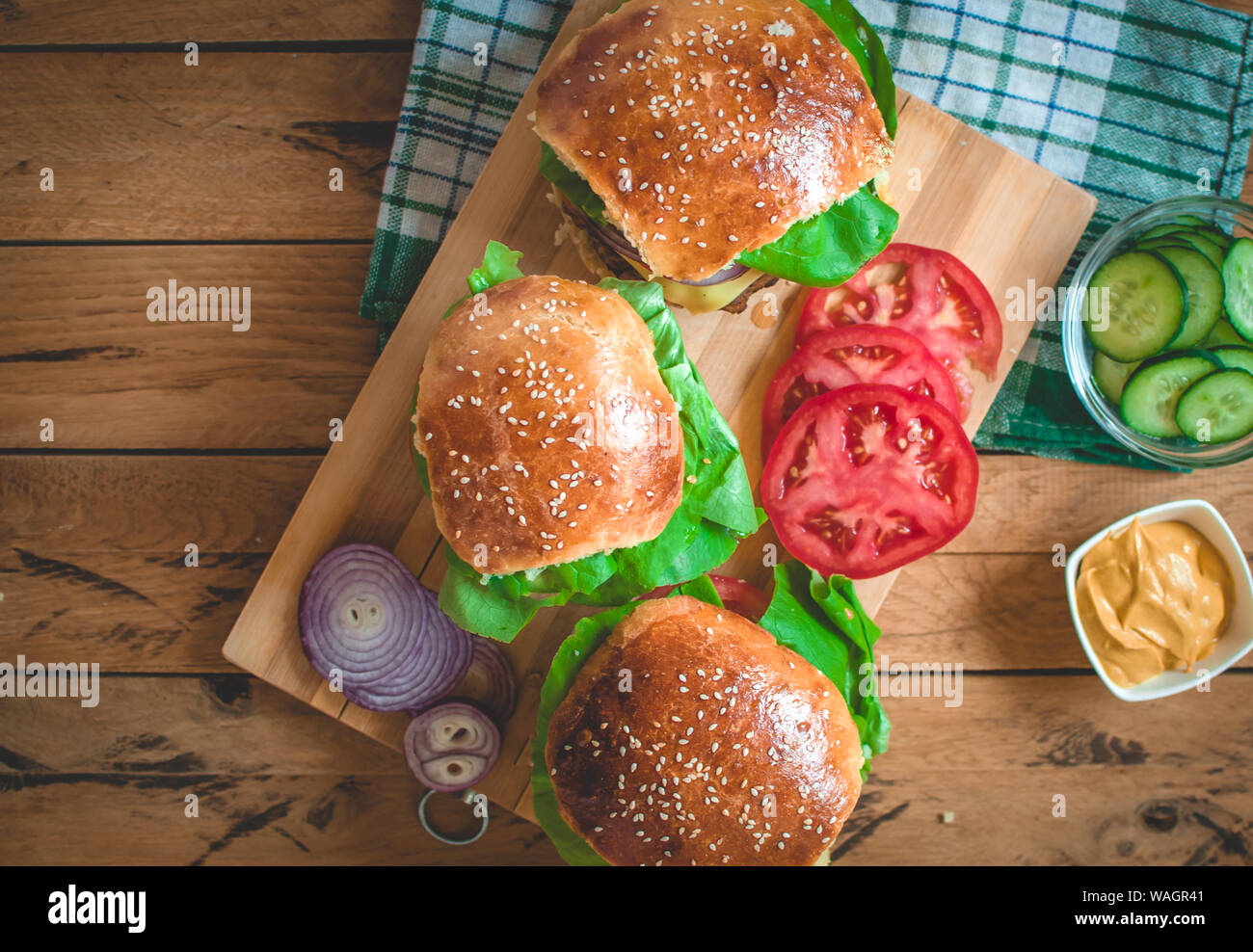 Close-up de hamburgers faits maison sur une planche à découper, vue du dessus Banque D'Images