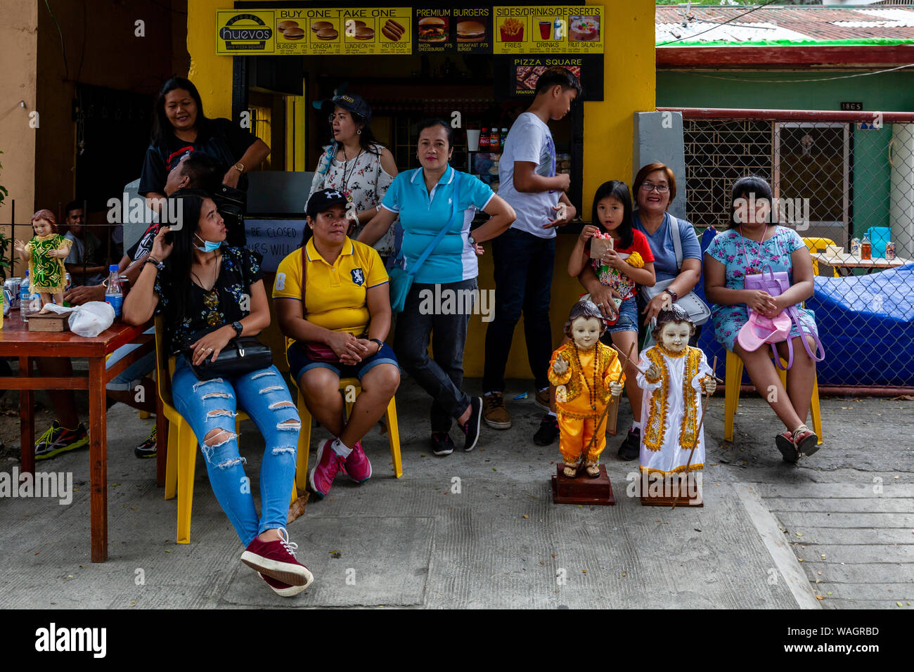 Les gens attendent avec leurs statues Santo Nino pour la Procession Pour commencer, Ati-Atihan Festival, Kalibo, Philippines, l'île de Panay. Banque D'Images