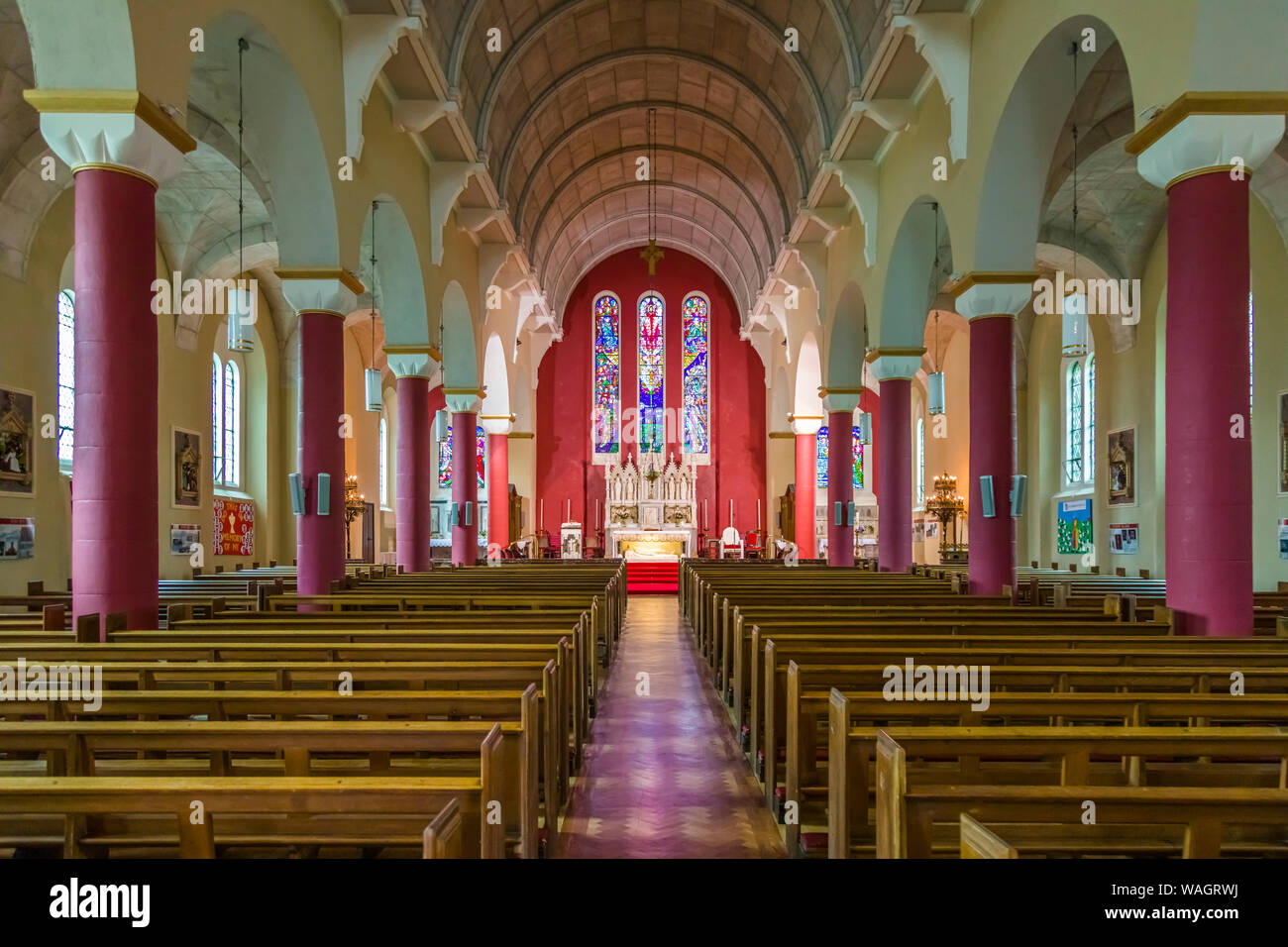 Intérieur de l'église catholique St Patricks avec vitrail de la baie 3 les plus célèbres d'Irlande par artisan verrier, Harry Clarke' 1889-1931 .dans de nouvelles Banque D'Images