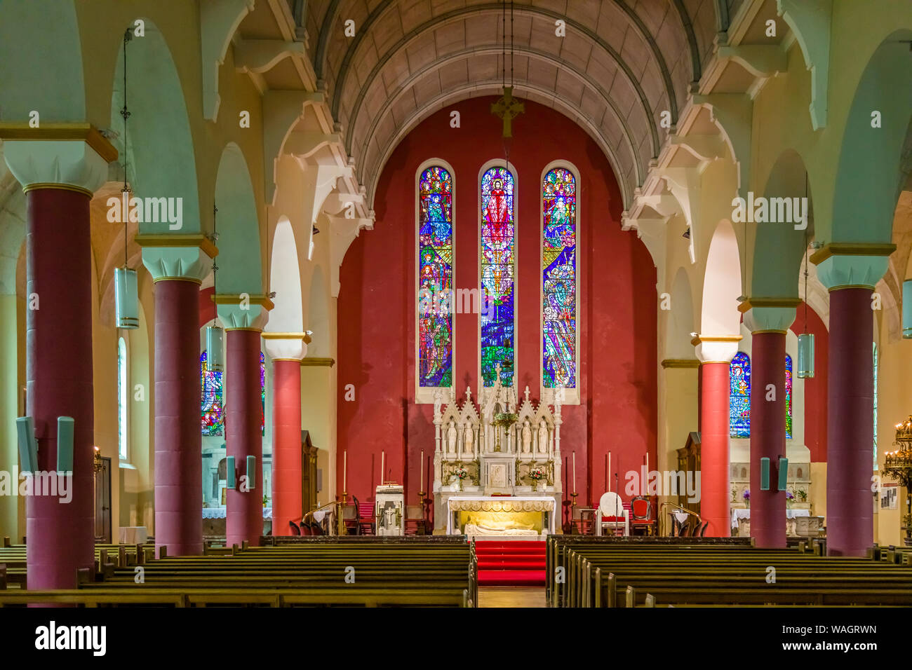 Intérieur de l'église catholique St Patricks avec vitrail de la baie 3 les plus célèbres d'Irlande par artisan verrier, Harry Clarke' 1889-1931 .dans de nouvelles Banque D'Images