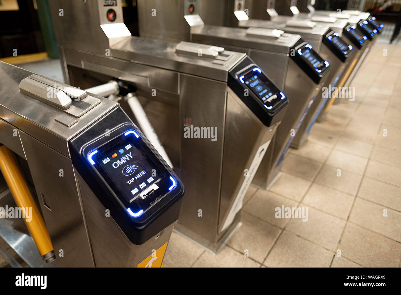 Nouvelle technologie OMNY pour paiement du tarif de transport public de New York. À East 33rd Street station sur la ligne 6 à Manhattan. Banque D'Images