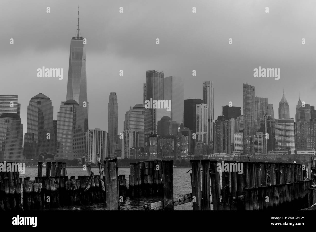 New York - Circa 2019 Août : Manhattan skyline dont un World Trade Center, également connu sous le nom de la tour de la liberté. Plus de 800 langues sont parlées Banque D'Images