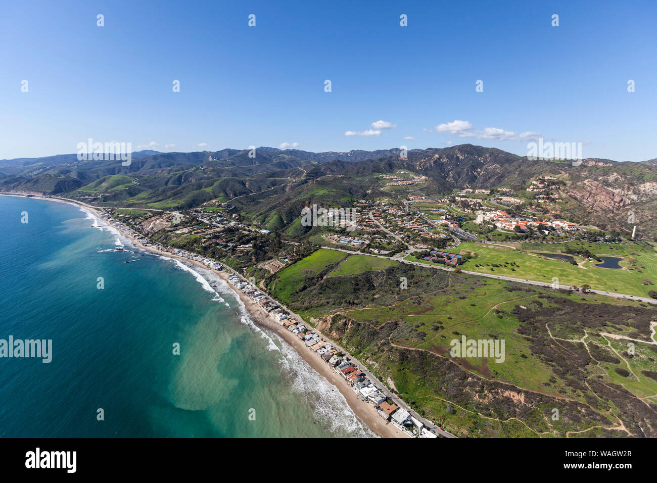 Vue aérienne de maisons du littoral montagnes côtières, près de Los Angeles et Santa Monica à Malibu, en Californie. Banque D'Images