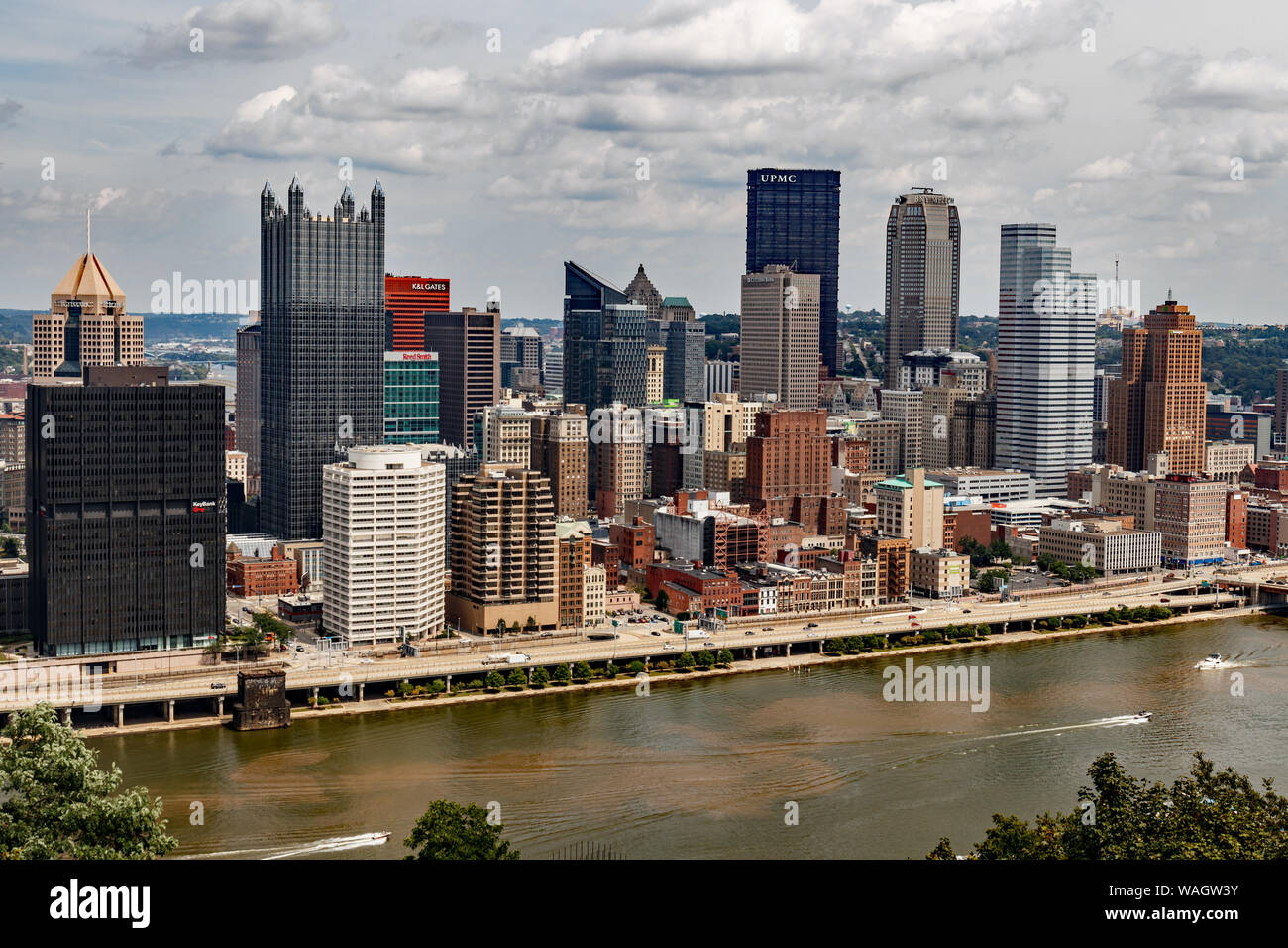 Pittsburgh - Circa 2019 Août : Centre-ville de Pittsburgh skyline. Pittsburgh est connu pour les pirates, d'acier, des steaks de fromage et ses nombreux ponts J Banque D'Images