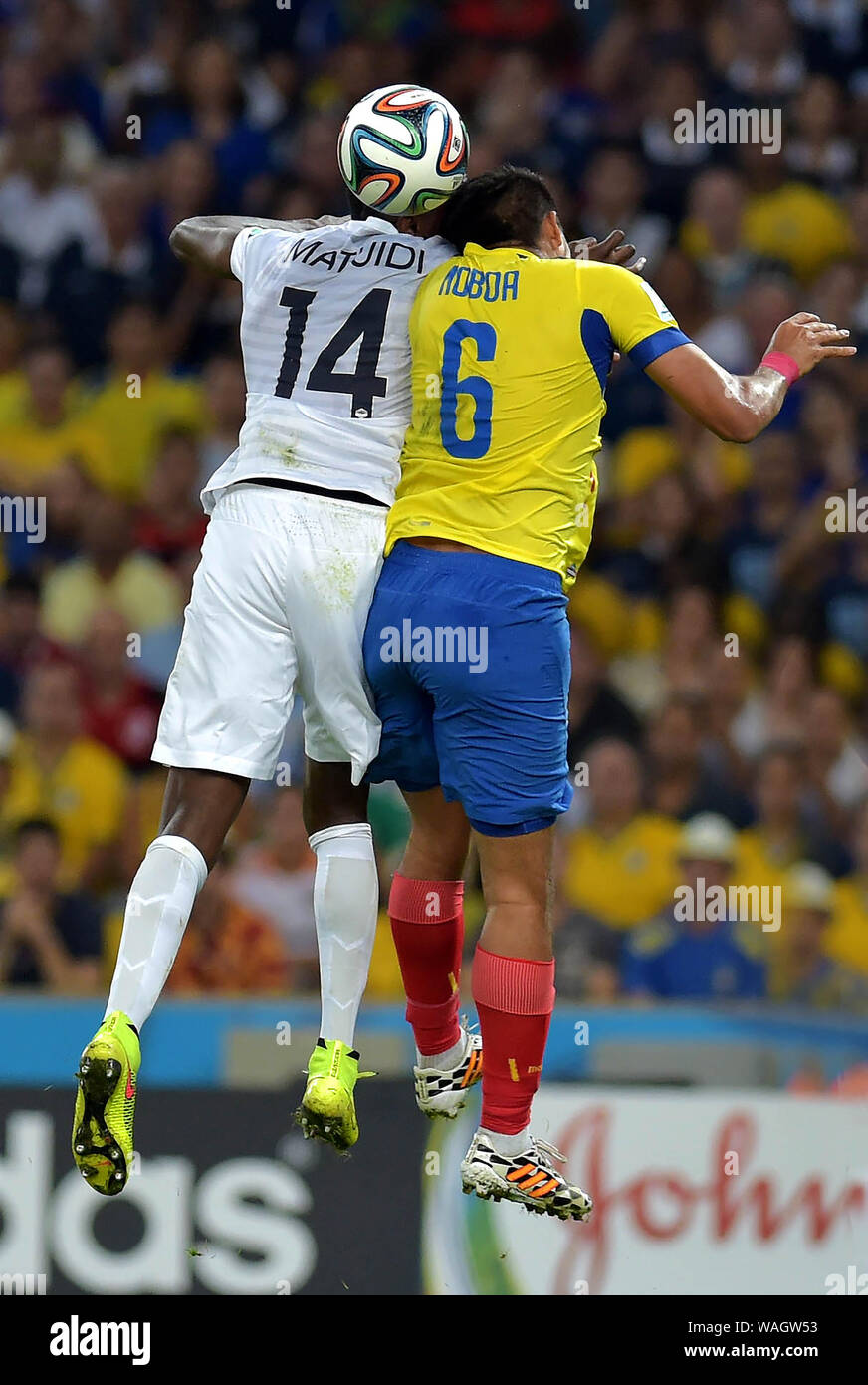 Rio de Janeiro, le 25 juin 2014. Les joueurs de football Matuidi et Noboa concourent pour le ballon lors du match de football Equateur-France pour la coupe du monde 2014 a Banque D'Images