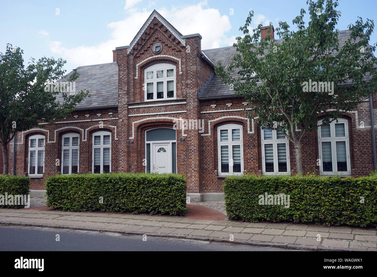 JELS, DANEMARK - CIRCA JUILLET 2019 Vieille maison en brique sur la rue principale Banque D'Images
