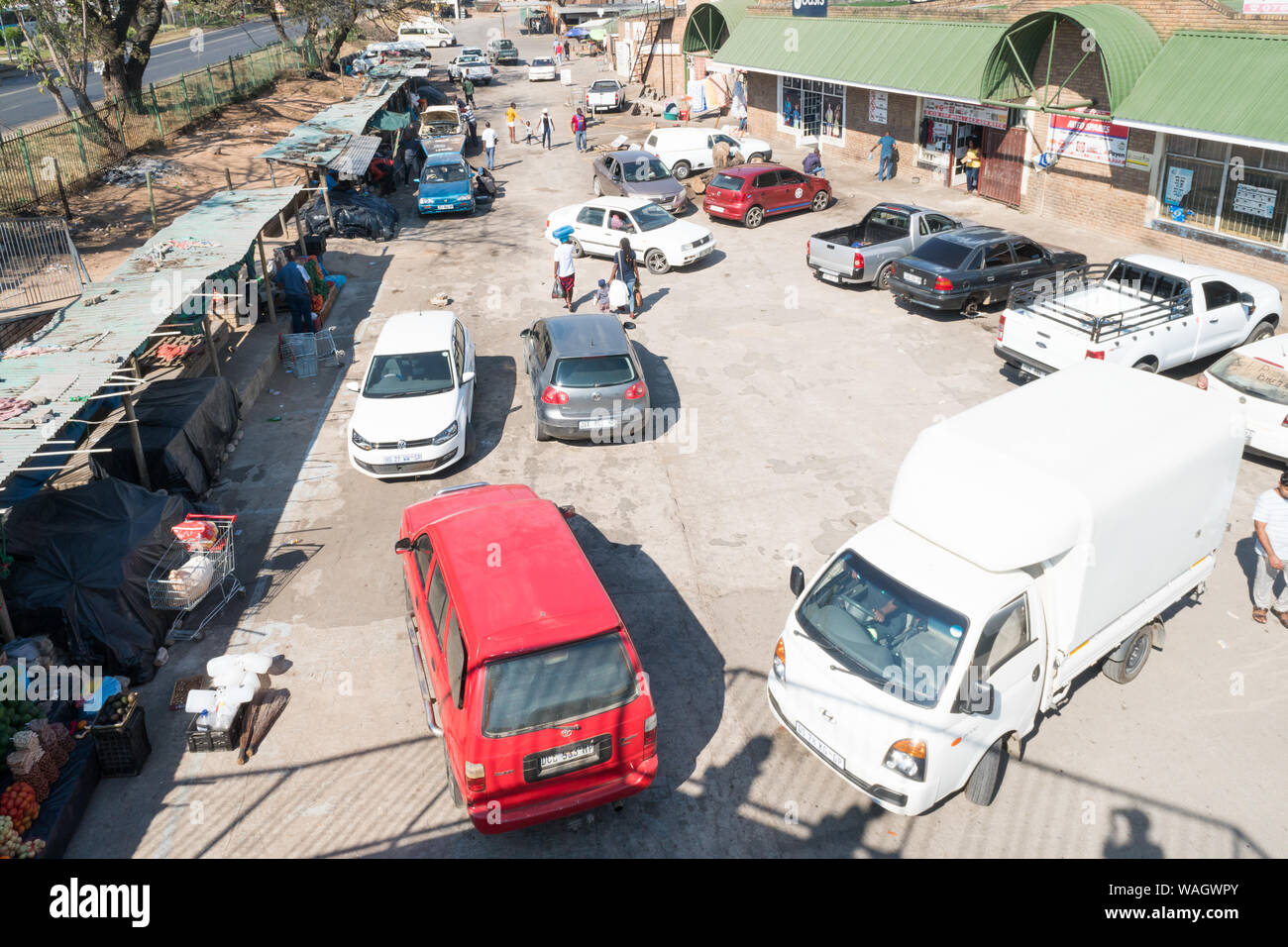 Vue aérienne ou Vue de dessus sur une scène du marché informel à Hazyview, Mpumalanga, Afrique du Sud avec des personnes et des véhicules Banque D'Images