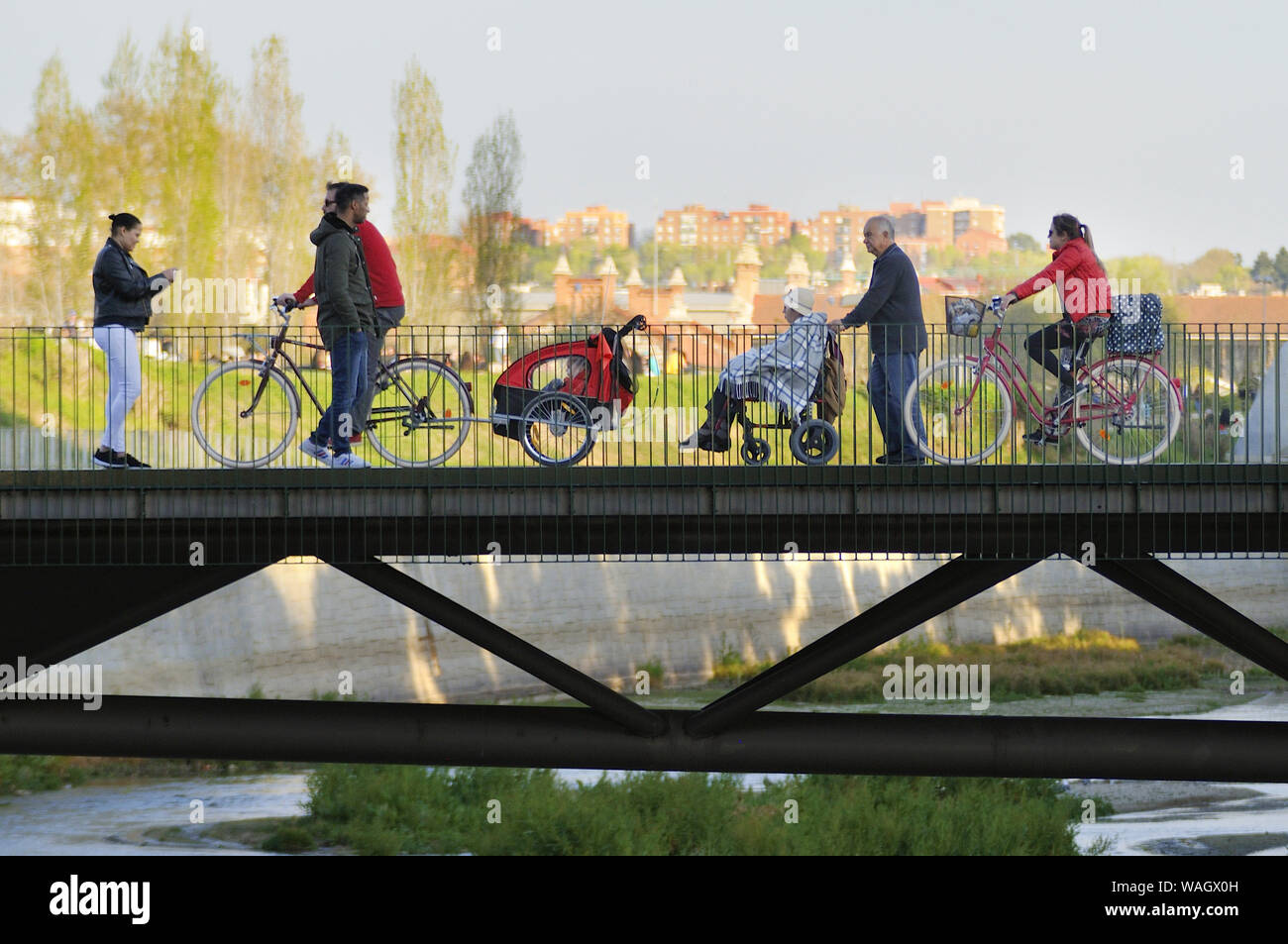 Certaines personnes qui traversent un pont au-dessus du fleuve Manzanares à Madrid. Banque D'Images