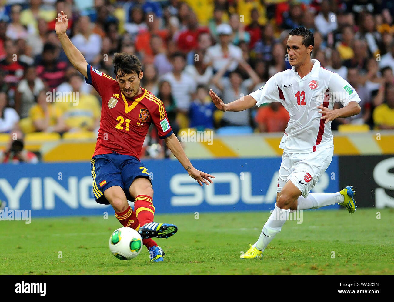 Rio de Janeiro, Brésil, 20 juin 2013. Espagne le joueur de football David Silva joue le ballon pour marquer son but dans le match Espagne vs Tahiti dans la finale de t Banque D'Images