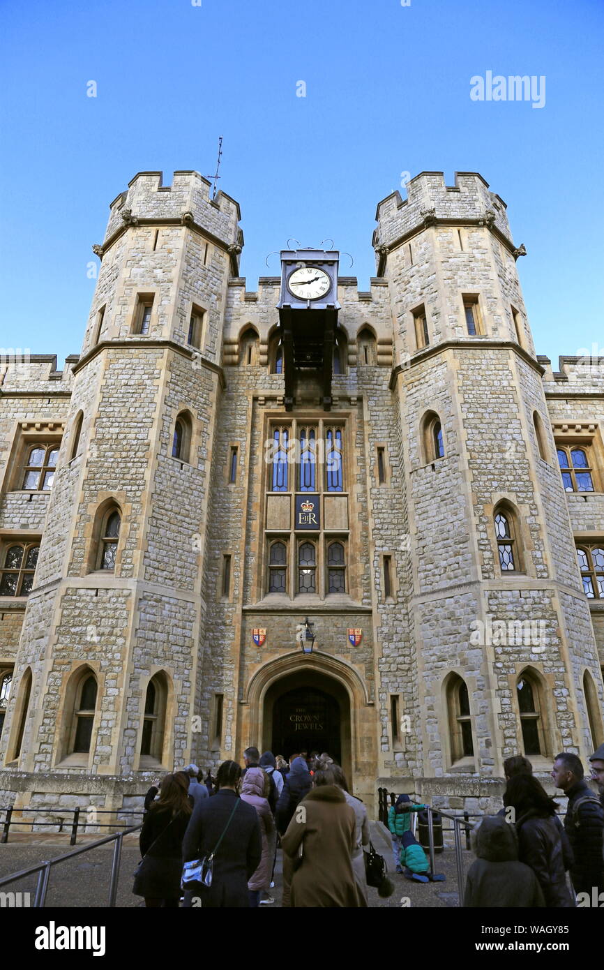 La queue pour voir les joyaux de la Couronne, Waterloo, Bloc Ward intérieur, la Tour de Londres, ville de Londres, Angleterre, Grande-Bretagne, Royaume-Uni, UK, Europe Banque D'Images