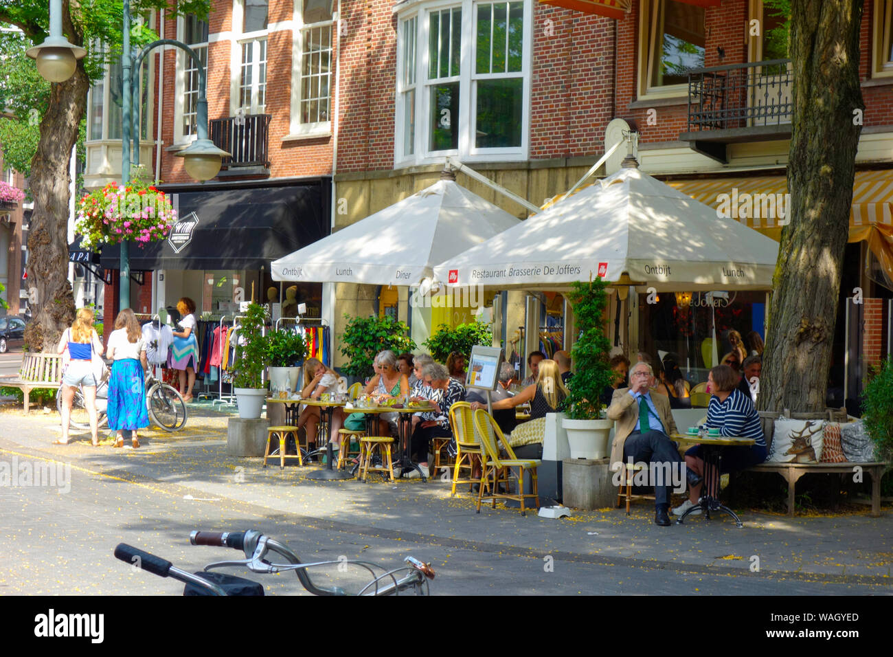 Cornelis Schuytstraat, Oud Zuid, Amsterdam, Pays-Bas - le foyer d'une grande variété de cafés et restaurants, boutiques et magasins de beauté. Banque D'Images
