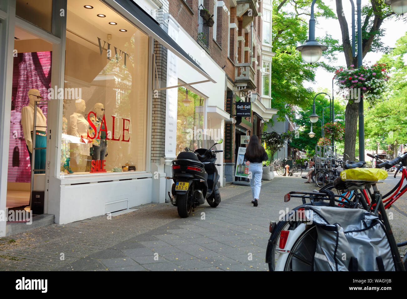 Cornelis Schuytstraat, Oud Zuid, Amsterdam, Pays-Bas - le foyer d'une grande variété de cafés et restaurants, boutiques et magasins de beauté. Banque D'Images