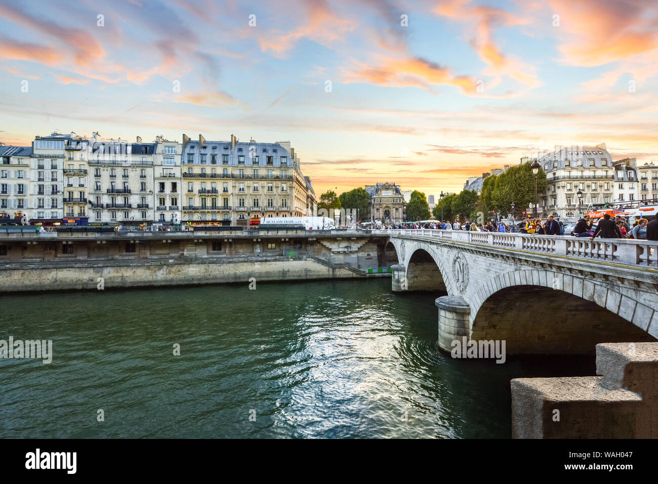 Les touristes et les habitants se rassemblent à la tombée du Pont Saint-Michel le long des berges de la Seine sur l'Ile de la Cité à Paris France. Banque D'Images