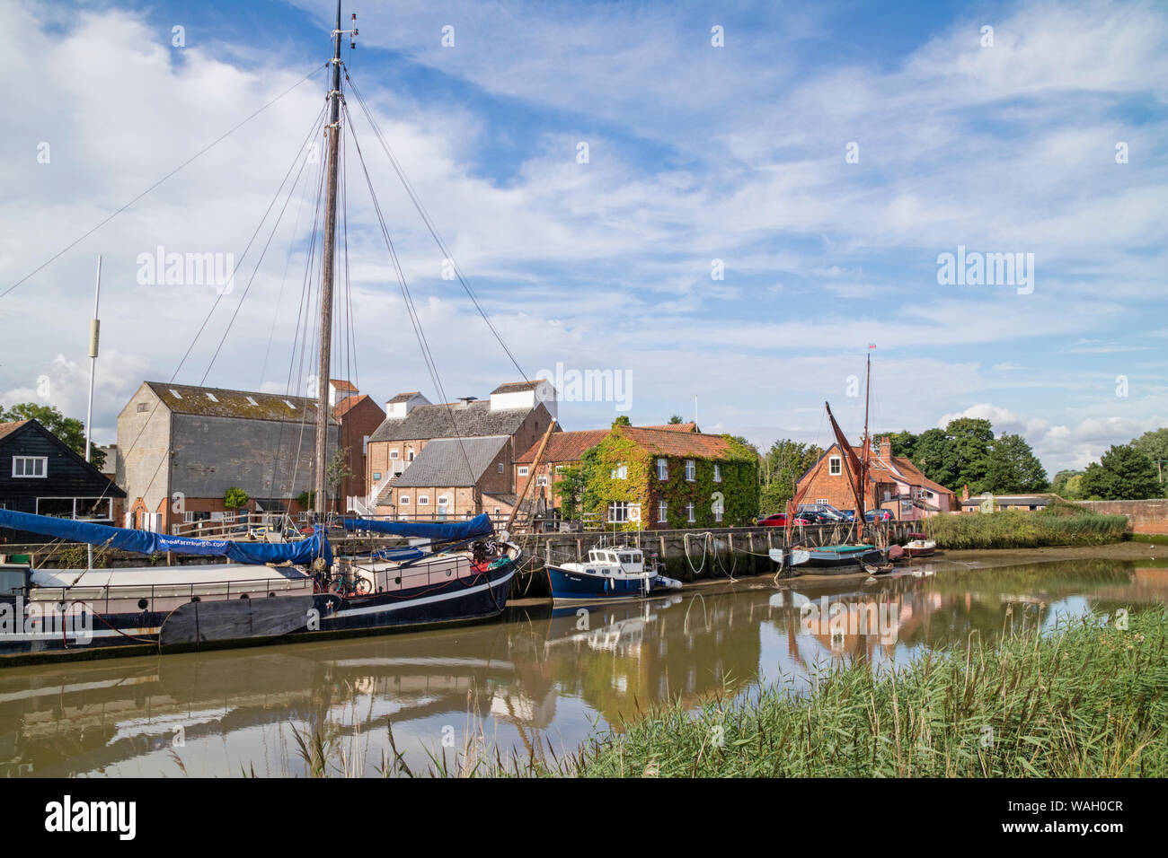 Bateaux amarrés sur la rivière Alde au Snape Maltings sur les rives de la rivière Alde à Rogue, sur la côte du Suffolk, Suffolk, Angleterre, RU Banque D'Images