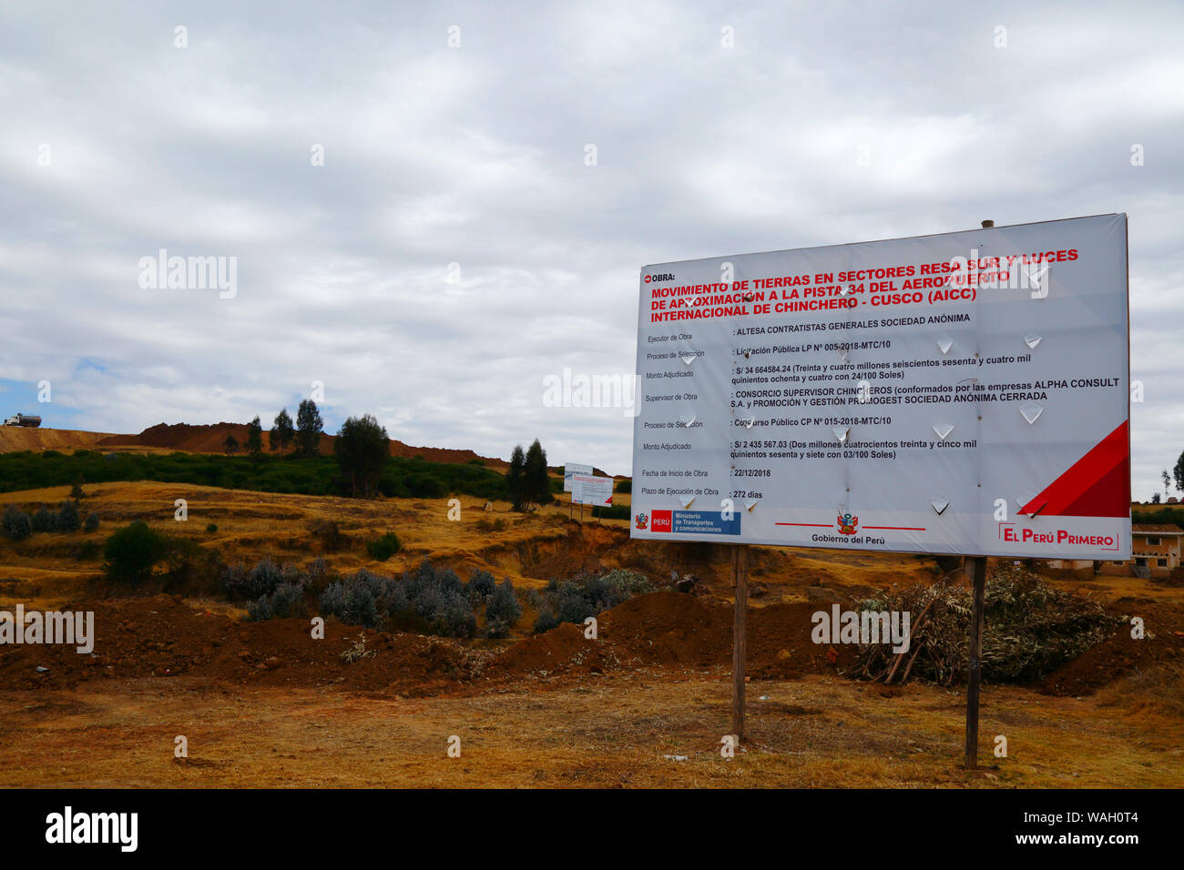 Signe qui annonce les détails des mouvements de terre, le début de la construction d'un nouvel aéroport international de Chinchero pour Cuzco et Machu Picchu. La région de Cusco, Pérou Banque D'Images