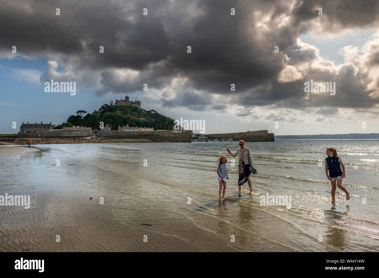 St Michael's Mount Marazion, Cornwall, Angleterre de l'Ouest. Le mardi 20 août 2019. Météo France : Après une journée chaude avec des périodes ensoleillées, les nuages commencent à se diviser et la marée monte à Marazion, et les vacanciers de profiter de la plage en face de St Michael's Mount à West Cornwall. Credit : Terry Mathews/Alamy Live News Banque D'Images